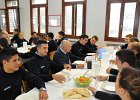 27 - 1330 Seconda colazione a tavola con allievi